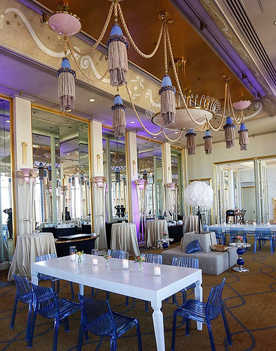 Salle de réception décorée pour un mariage avec arche florale et guirlandes lumineuses